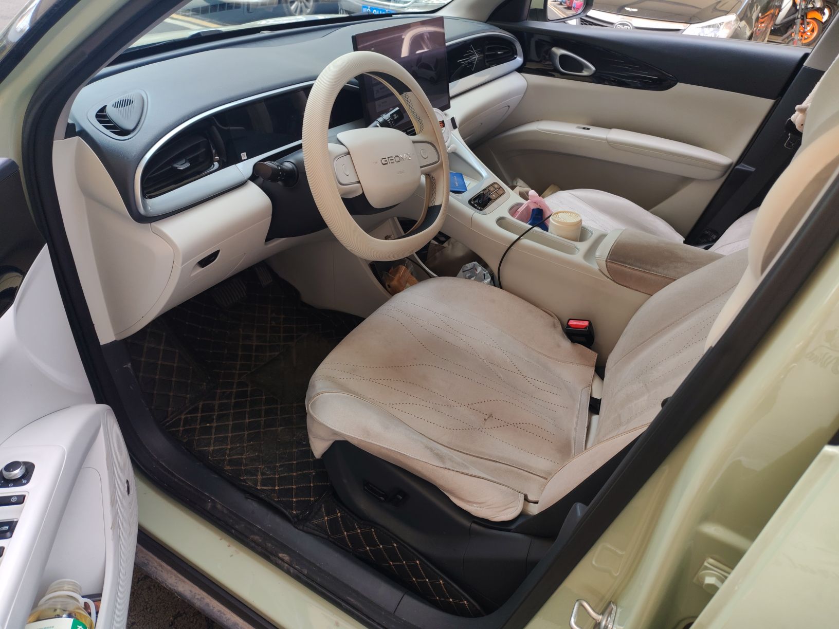 المقاعد الأمامية داخل السيارة