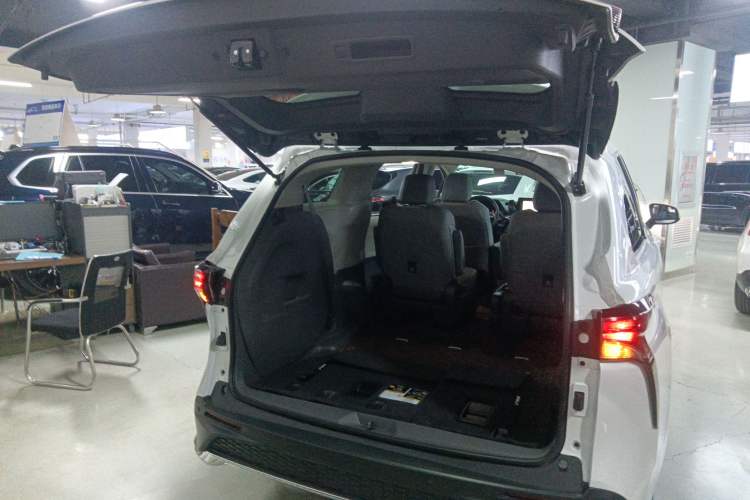 Used Toyota Granvia 2023 2.5L Hybrid Comfort Edition
