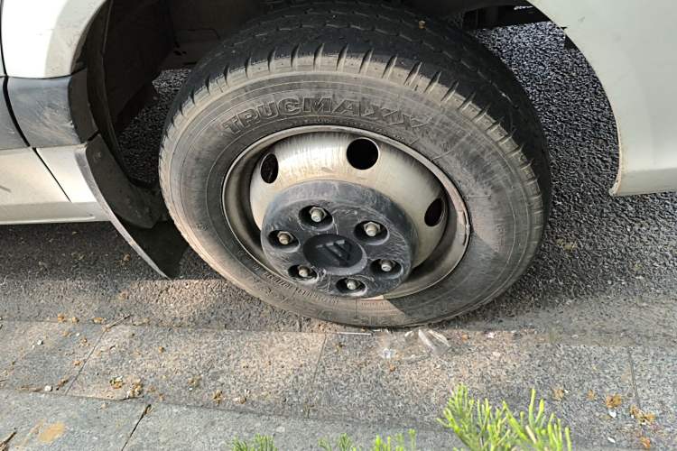 Used Foton Toano 2023 2.8T Manual Jixiang Van Extended Wheelbase Ultra-High Roof with Rear Dual Tires 3-Seater