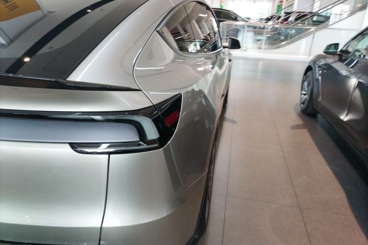 Used Tesla Model Y L 2025 Model Long-Range All-Wheel-Drive Version