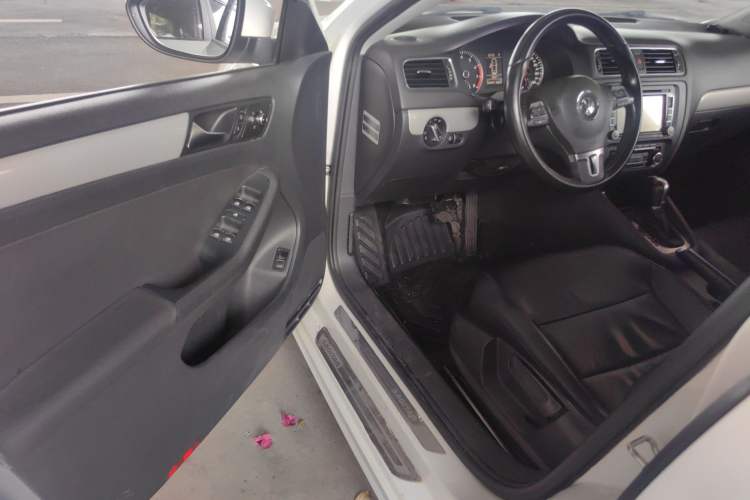 Used Volkswagen Sagitar 2014 Revised Version 1.4TSI Automatic Luxury Edition Driver Seat