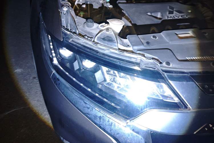 Used Mitsubishi Outlander 2019 2.4L 4x4 Zhi Xiang Edition 7 Seats China V Emission Standard
