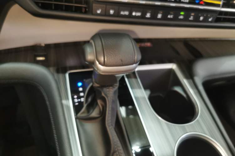 Used Toyota Granvia 2023 2.5L Hybrid Flagship VIP Edition