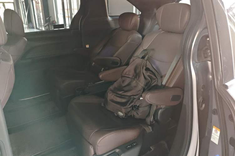 Used Toyota Sienna 2021 2.5L Hybrid Platinum Edition