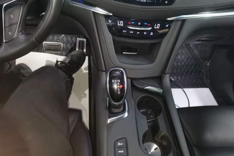 Used Cadillac XT5 2018 28E Four-Wheel Drive Tech Version Gear Lever