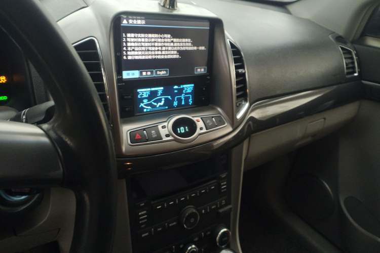 Used Chevrolet Captiva 2012 2.4L 4x4 Luxury Edition 5 Seats Audio And AC Panel