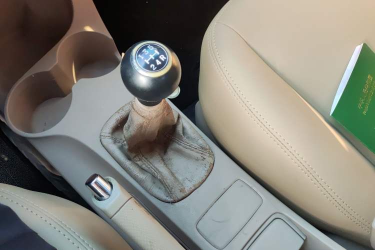 Used Kia Sportage 2013 2.0L Manual Two-Wheel Drive GL Trim Gear Lever