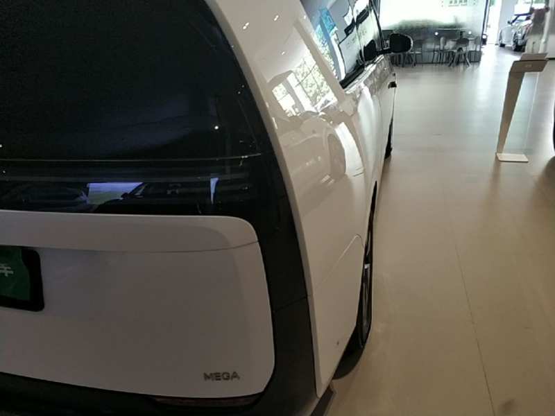 Used Li Auto MEGA 2025 Home Family Special Edition — 7