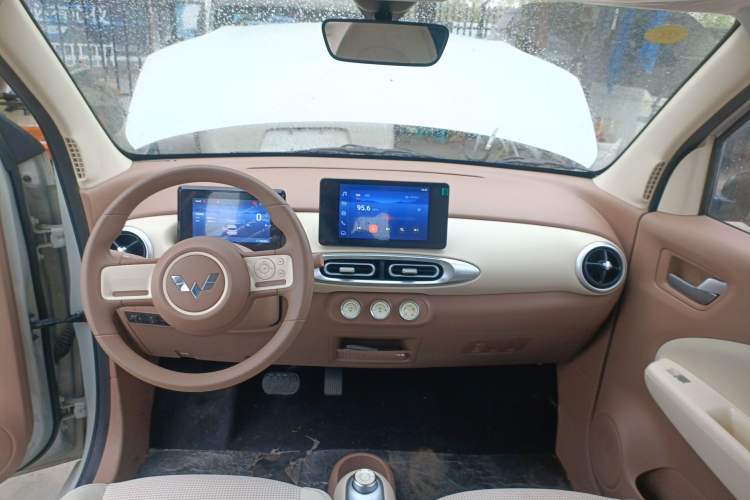 Used Wuling Hongguang MINIEV 2025 Four-Door Version Premium Edition Center Console