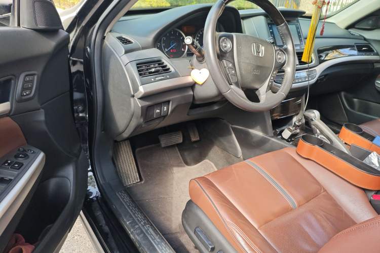 Used Honda Crosstour 2014 3.0L AWD Prestige Navigation Edition Driver Seat