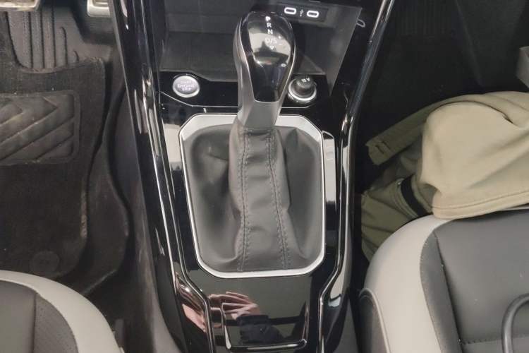 Used Volkswagen T-ROC 2025 Facelifted 300TSI DSG Two-Wheel-Drive Chen Guang Edition Gear Lever