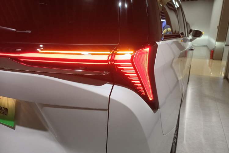 Used Buick GL8 New Energy 2024 Lu Zun Deluxe Edition 7-Seater Exterior 3