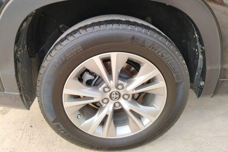 Used Toyota Highlander 2018 2.0T Two-Wheel Drive Elite Edition 7 Seats China VI Standard Right Rear Wheel Hub