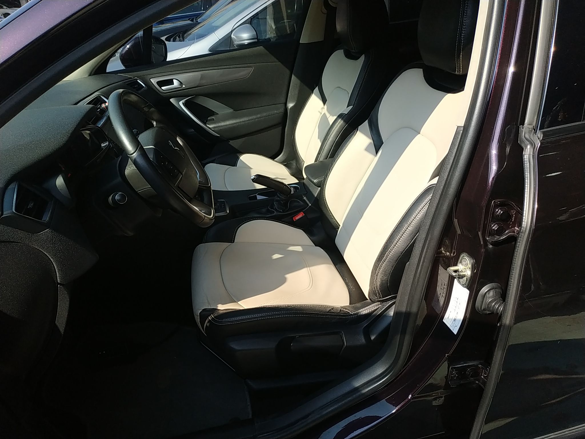 المقاعد الأمامية داخل السيارة