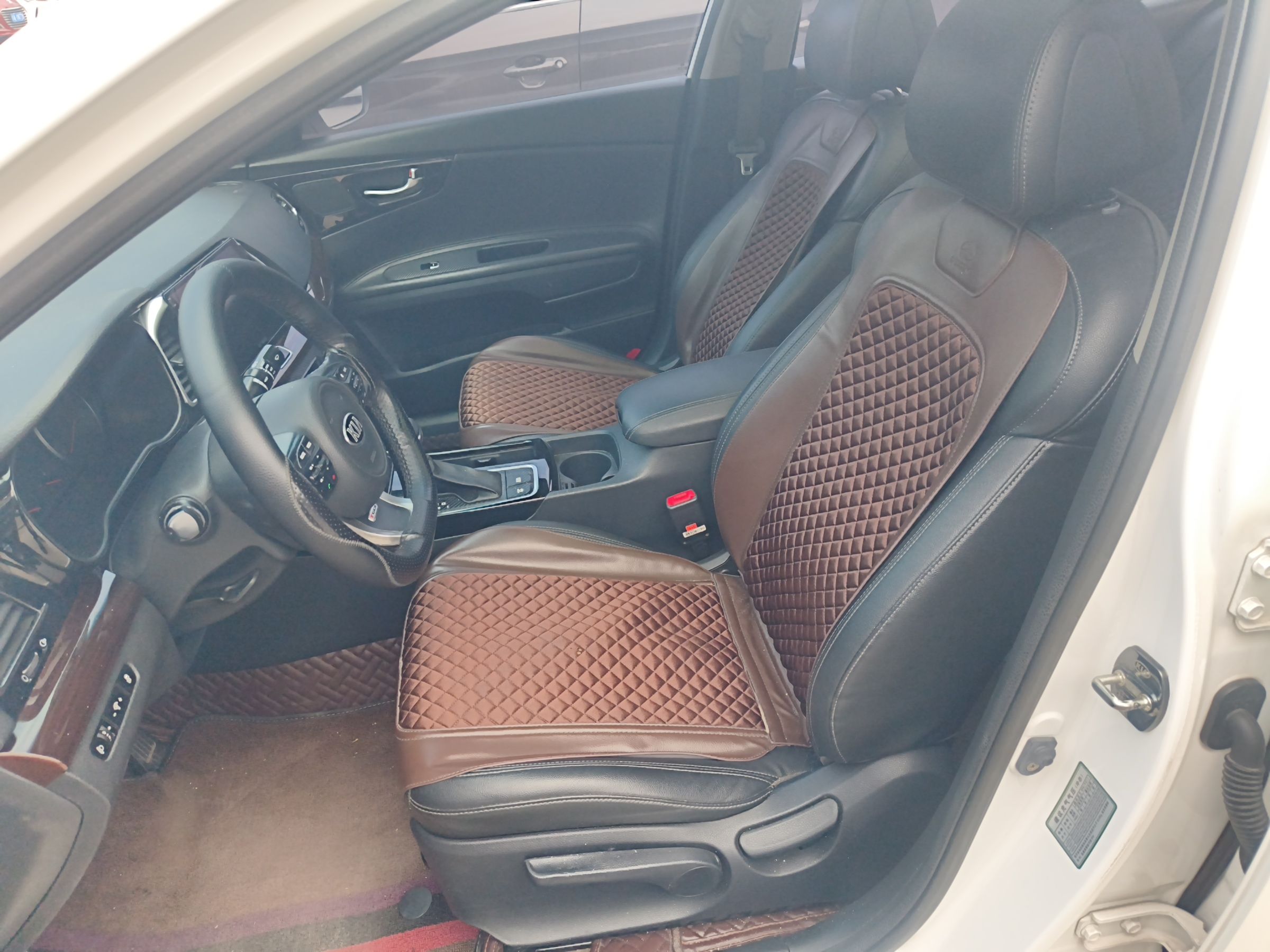 المقاعد الأمامية داخل السيارة