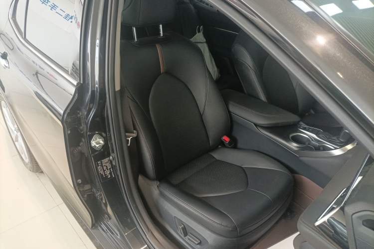 Used Toyota Camry 2021 2.0G Luxury Edition
