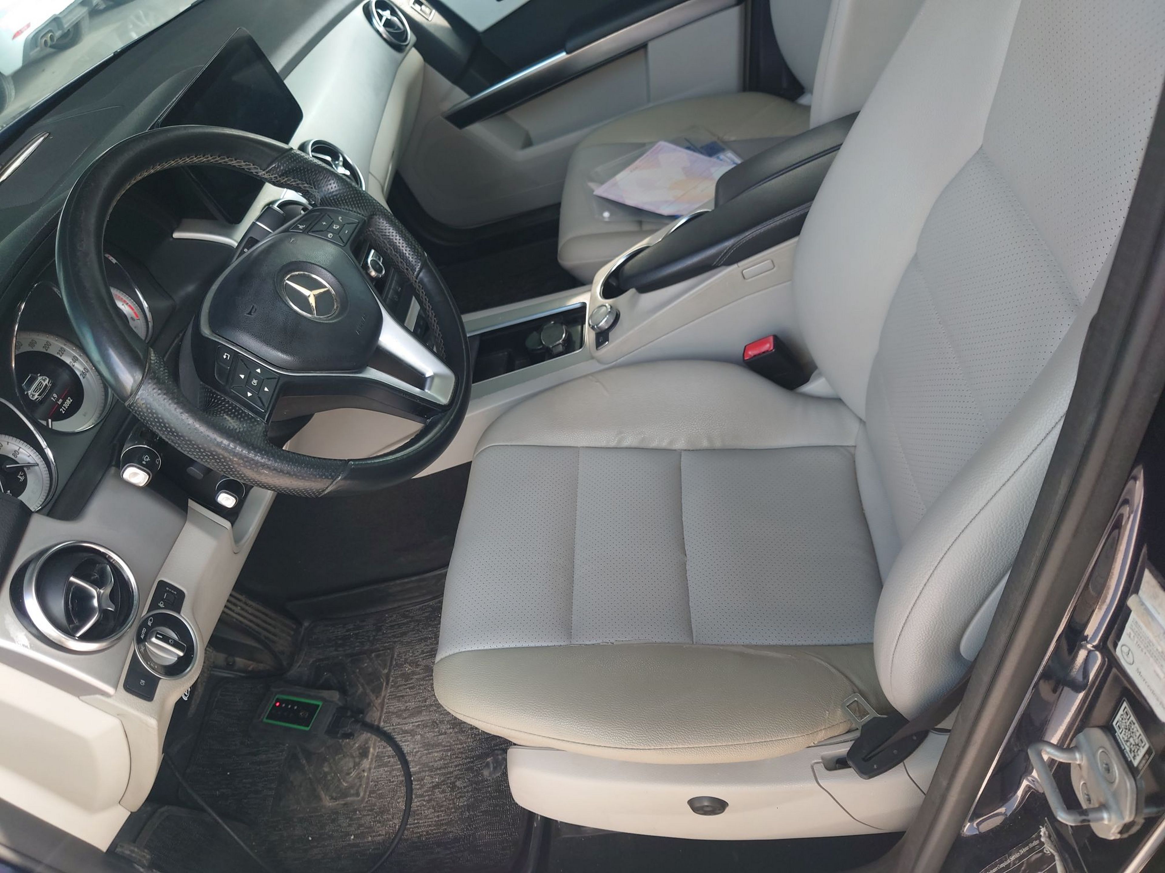 Переднее сиденье в автомобиле