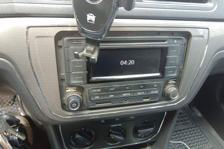 Used Volkswagen Lavida 2015 1.6L Manual Comfort Edition Audio And AC Panel