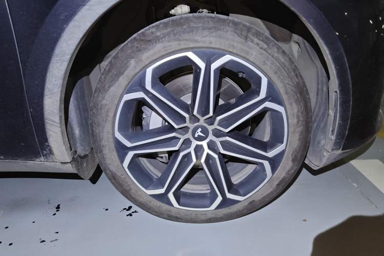 Used Tesla Model Y 2024 Rear-Wheel-Drive Version Right Front Wheel Hub