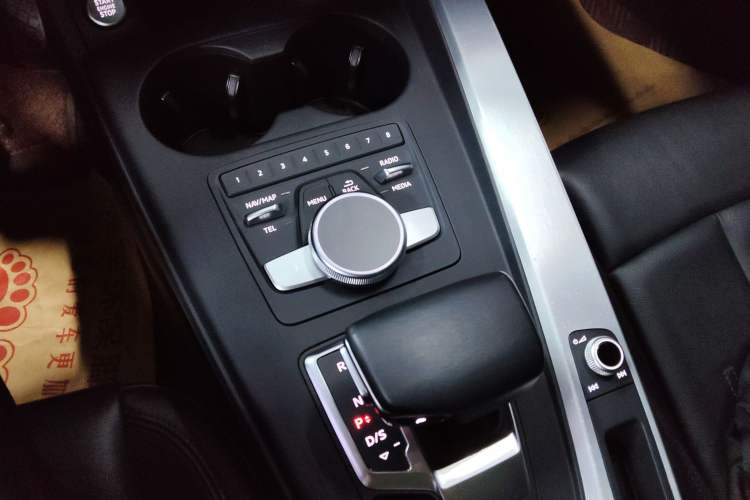 Used Audi A4L 2018 30th Anniversary Edition 40 TFSI Fashion Model Gear Lever