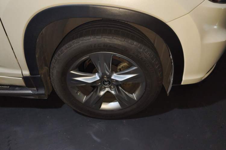 Used Toyota Highlander 2015 2.0T Two-Wheel Drive Luxury Edition 7 Seats Right Front Wheel Hub