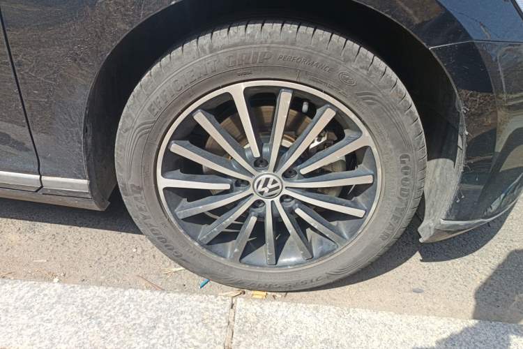 Used Volkswagen Magotan 2018 330TSI DSG Luxury Model Right Front Wheel Hub