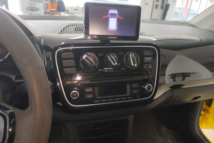 Used Volkswagen up! 2015 1.0L go high!
