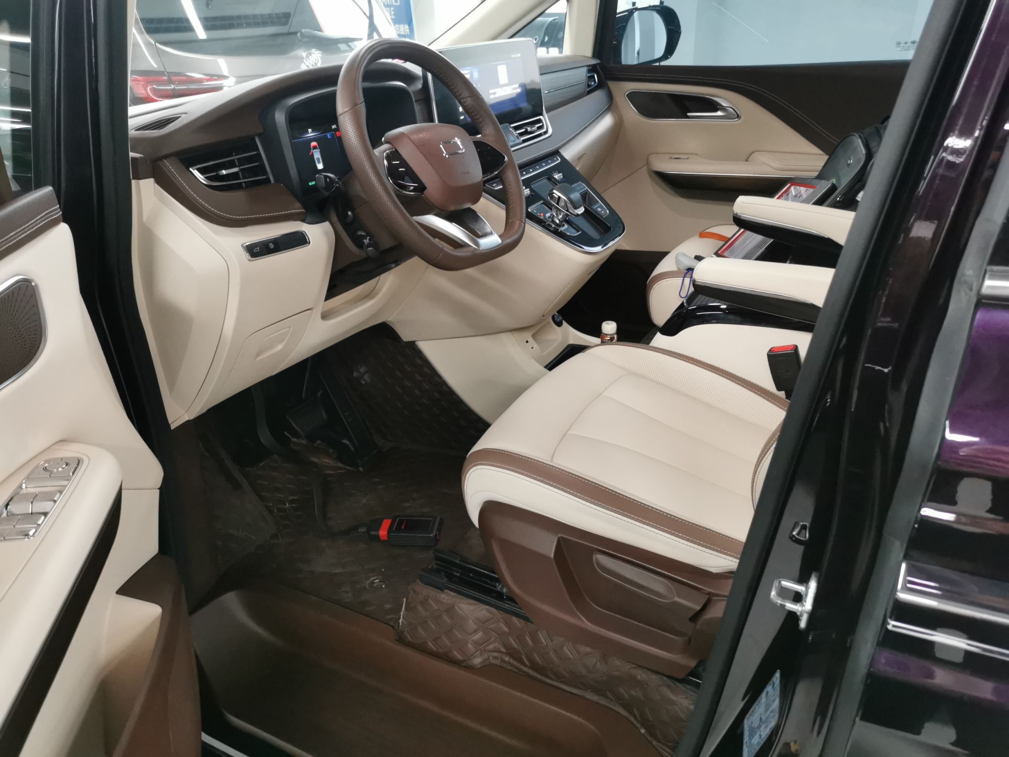 المقاعد الأمامية داخل السيارة