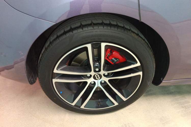 Used Hima AITO M5 2025 Extended-Range Ultra All-Wheel-Drive Version Right Rear Wheel Hub