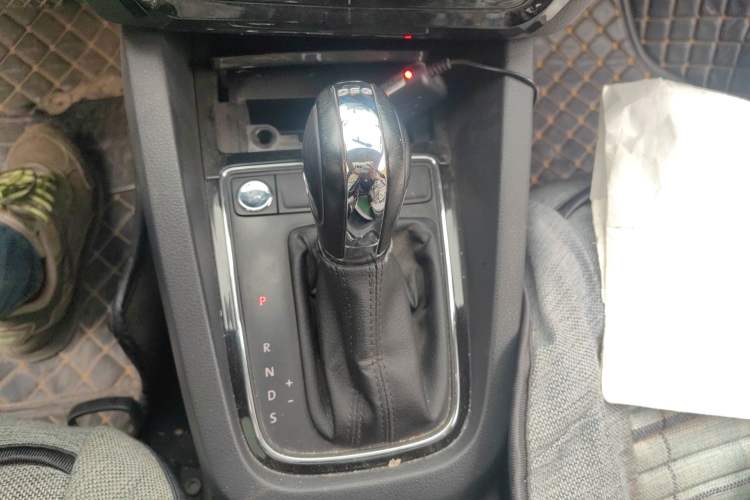 Used Volkswagen Sagitar 2018 280TSI DSG Comfort Model Gear Lever