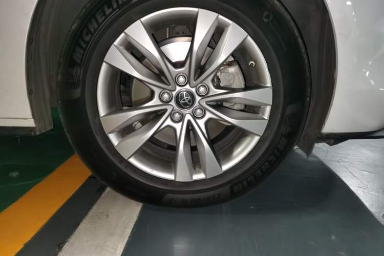 Used Toyota SIENNA 2021 2.5L Hybrid Platinum Edition Right Front Wheel Hub