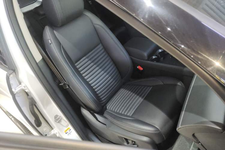 Used Land Rover Discovery Sport 2024 Luxury Custom Edition
