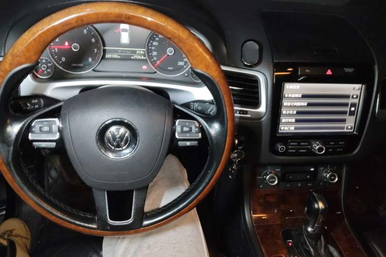 Used Volkswagen Touareg 2011 3.0 TSI Comfort Version Audio And AC Panel