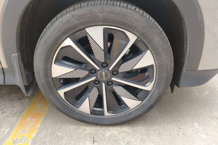 Used BYD Song PLUS New Energy 2025 EV 520km Luxury Version Right Front Wheel Hub