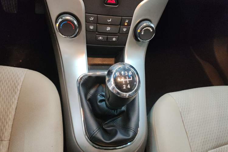 Used Chevrolet Cruze 2015 1.5L Classic SL MT Gear Lever