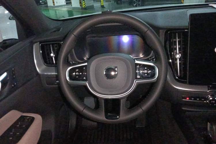 Used Volvo XC60 2026 B5 4x4 Smart Luxury Edition