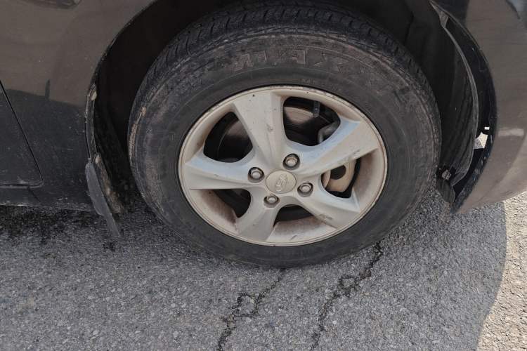 Used Hyundai Verna (older generation) 2010 Sedan 1.4L Manual Standard GL Model Right Front Wheel Hub