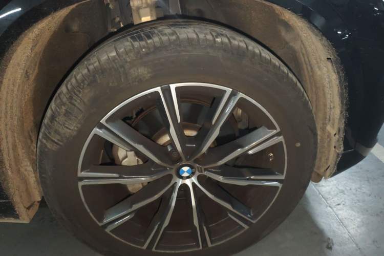 Used BMW X5 2022 Restyled xDrive 30Li Luxury Version M Sport Package Right Front Wheel Hub