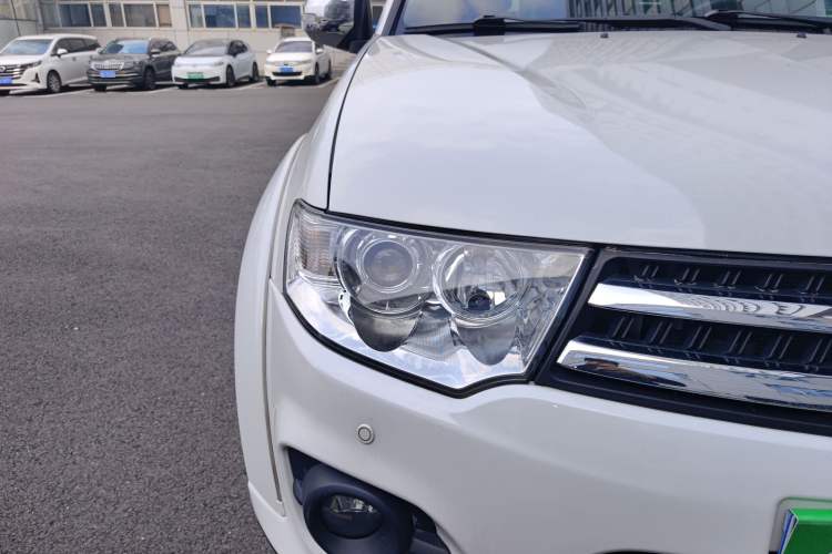 Used Mitsubishi Pajero Sport 2013 3.0L Automatic 4x4 Flagship Edition Right Front Headlight