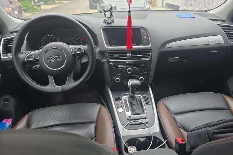 Used Audi Q5 2017 Plus 40 TFSI Technology Model Center Console