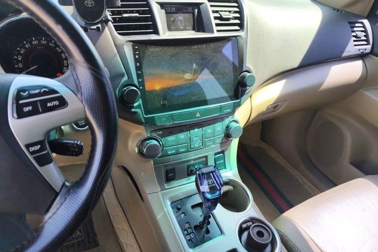 Used Toyota Highlander 2012 2.7L Two-Wheel Drive 7-Seater Luxury Edition Audio And AC Panel