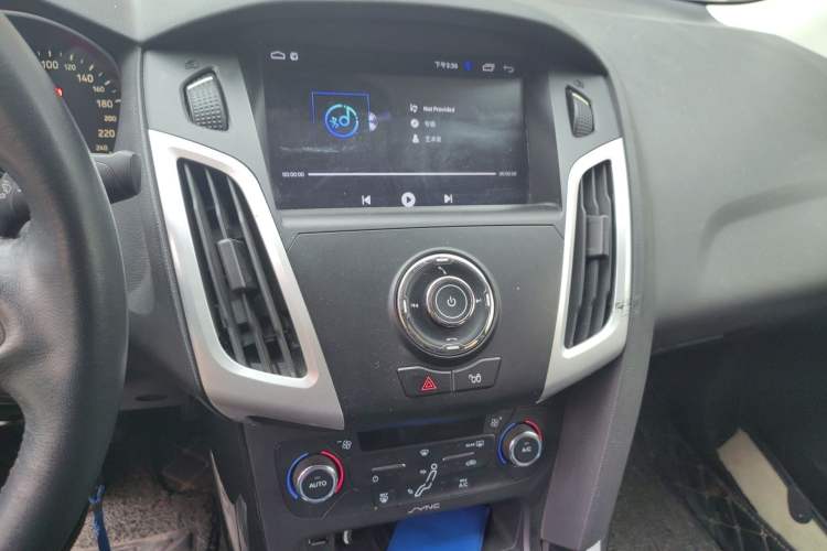 Used Ford Focus 2015 Sedan EcoBoost 125 Manual – Ultra-Style Edition Audio And AC Panel