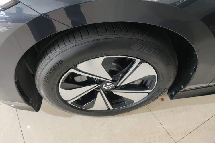 Used Volkswagen ID.7 VIZZION 2024 AIR model Left Front Wheel Hub