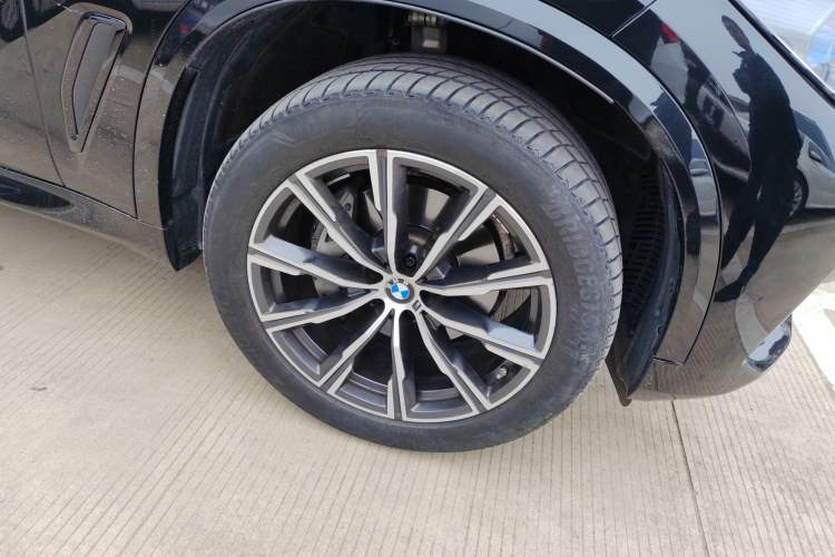 Used BMW X5 2021 xDrive40i M Sport Package Right Front Wheel Hub