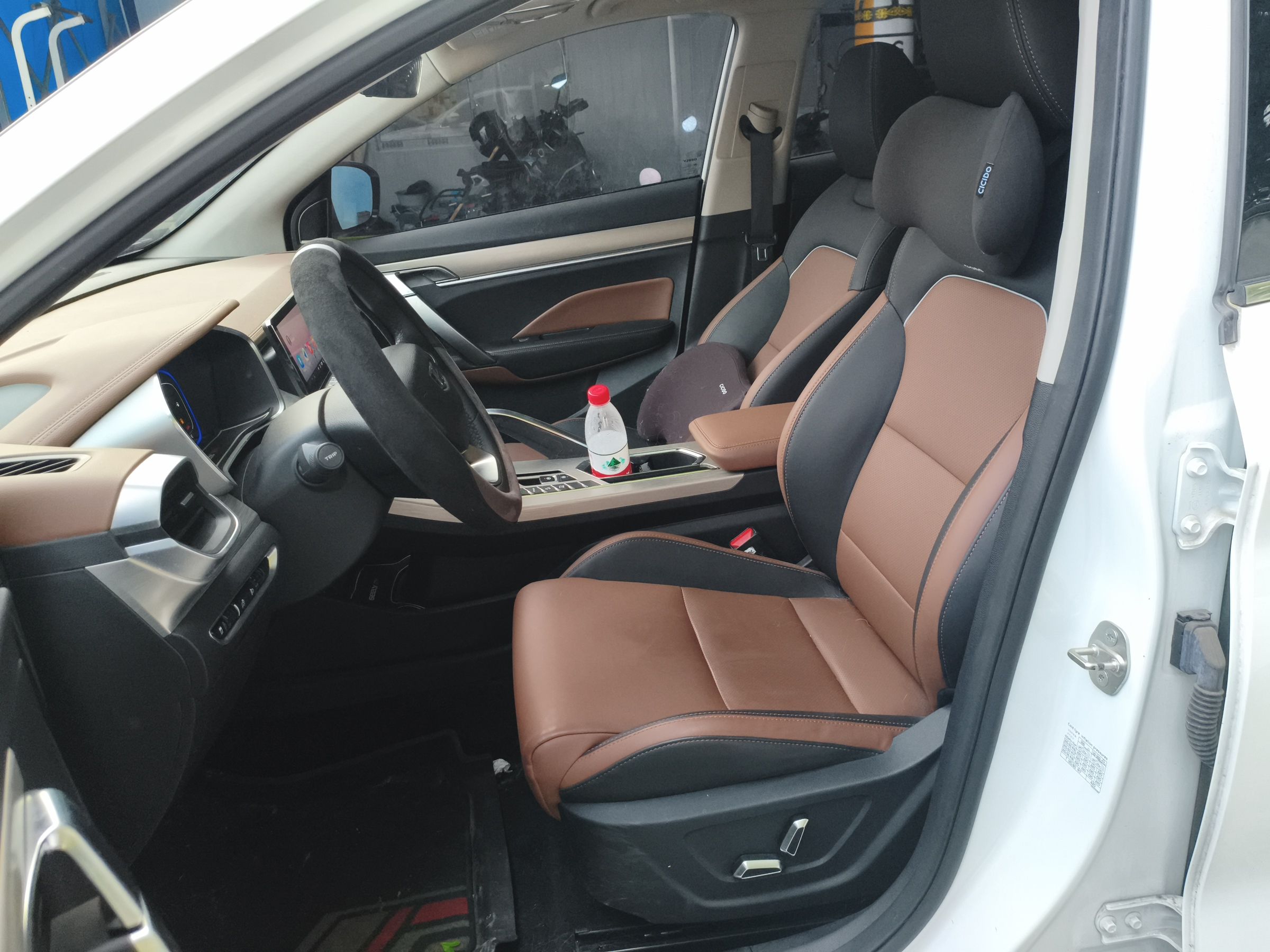 المقاعد الأمامية داخل السيارة