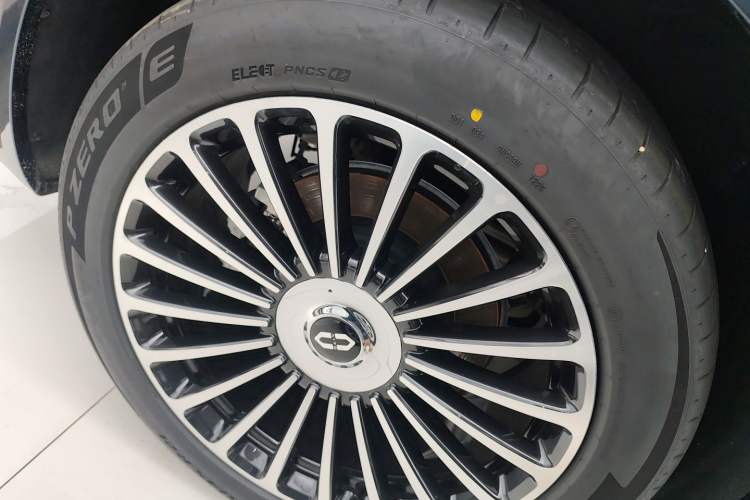 Used Hima AITO M8 2025 Extended-Range Ultra Version 53.4 kWh 5-Seater Edition Right Rear Wheel Hub