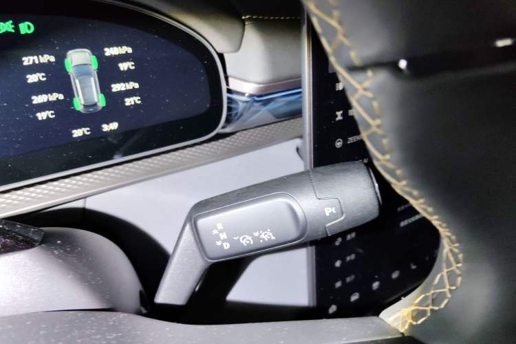 Used Zeekr 7X 2025 100 kWh Long-Range Rear-Wheel Drive with Intelligent Driving Features
