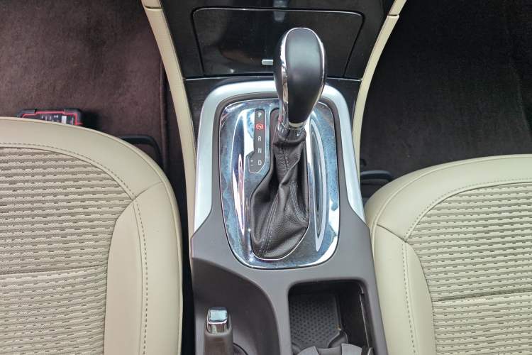 Used Buick Regal 2014 2.0L Leading Fashion Edition Gear Lever