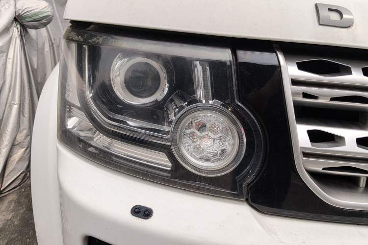 Used Land Rover Discovery 2014 3.0 SDV6 HSE Diesel Edition Right Front Headlight