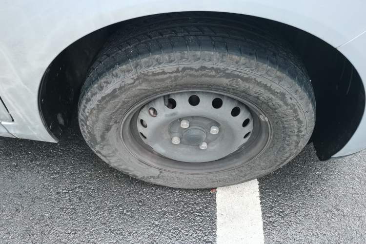 Used Wuling Hongguang New Energy 2024 All-Electric Model 300KM Practical Version Right Front Wheel Hub